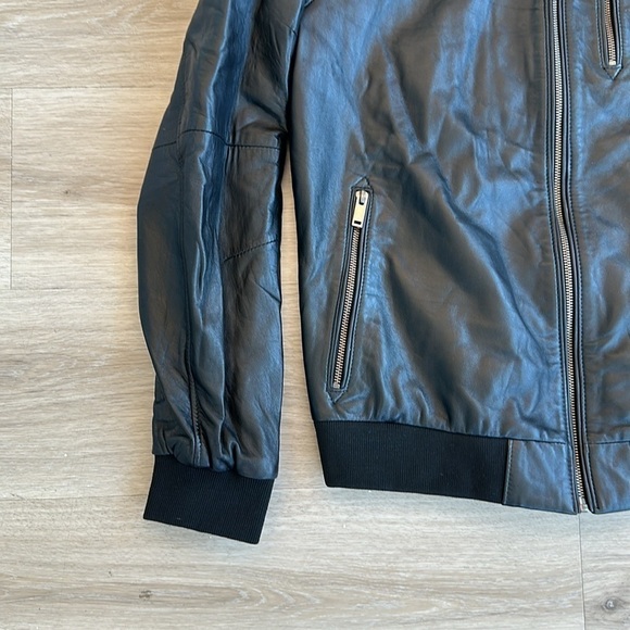 LEATHER BOMBER JACKET - BLACK
Ron Tomson men’s large - Picture 10 of 11